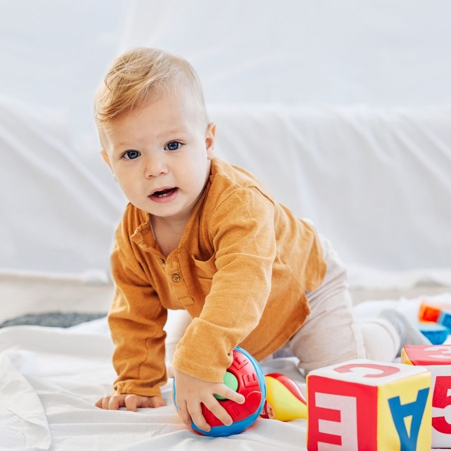Juegos y actividades para estimular el desarrollo de bebés de 6 a 12 meses