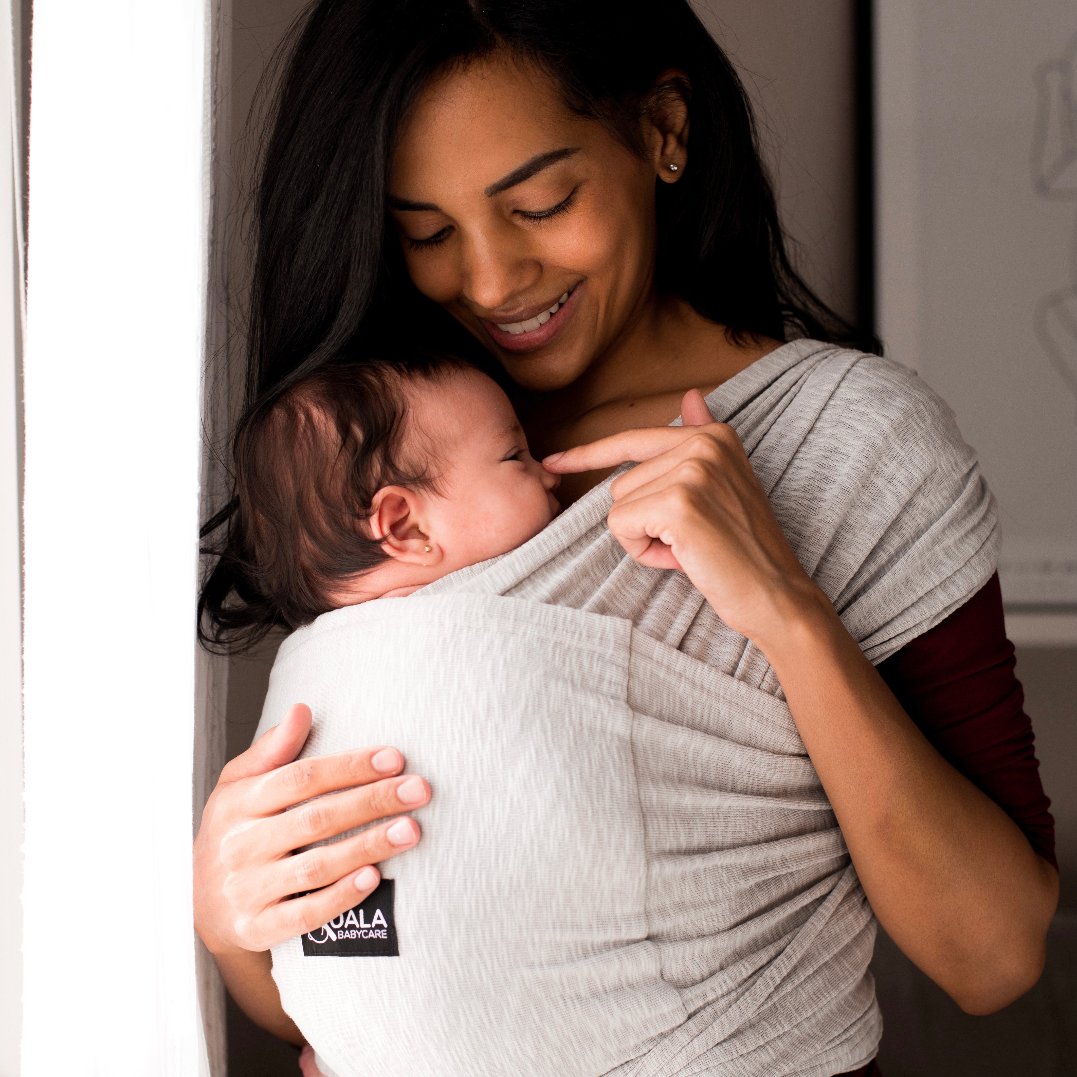 Los múltiples beneficios del porteo de bebé, una práctica