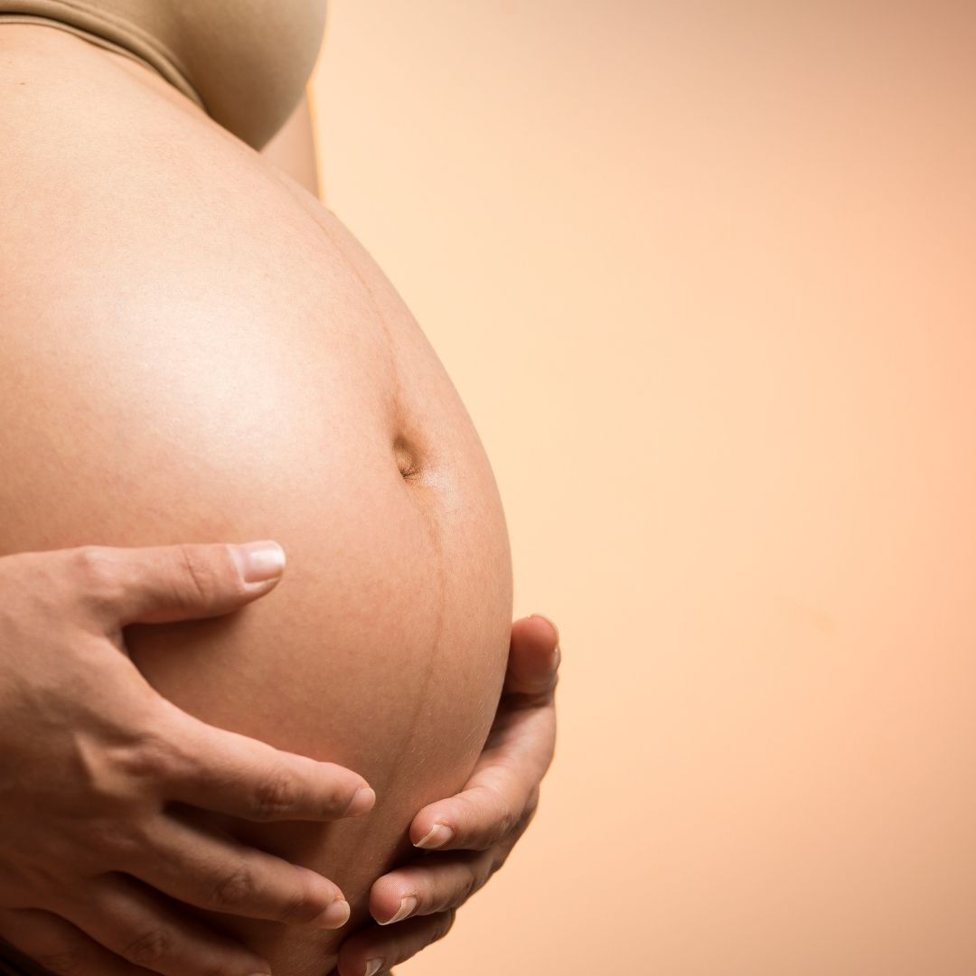 Mains et pieds enflés pendant la grossesse : causes et solutions ...