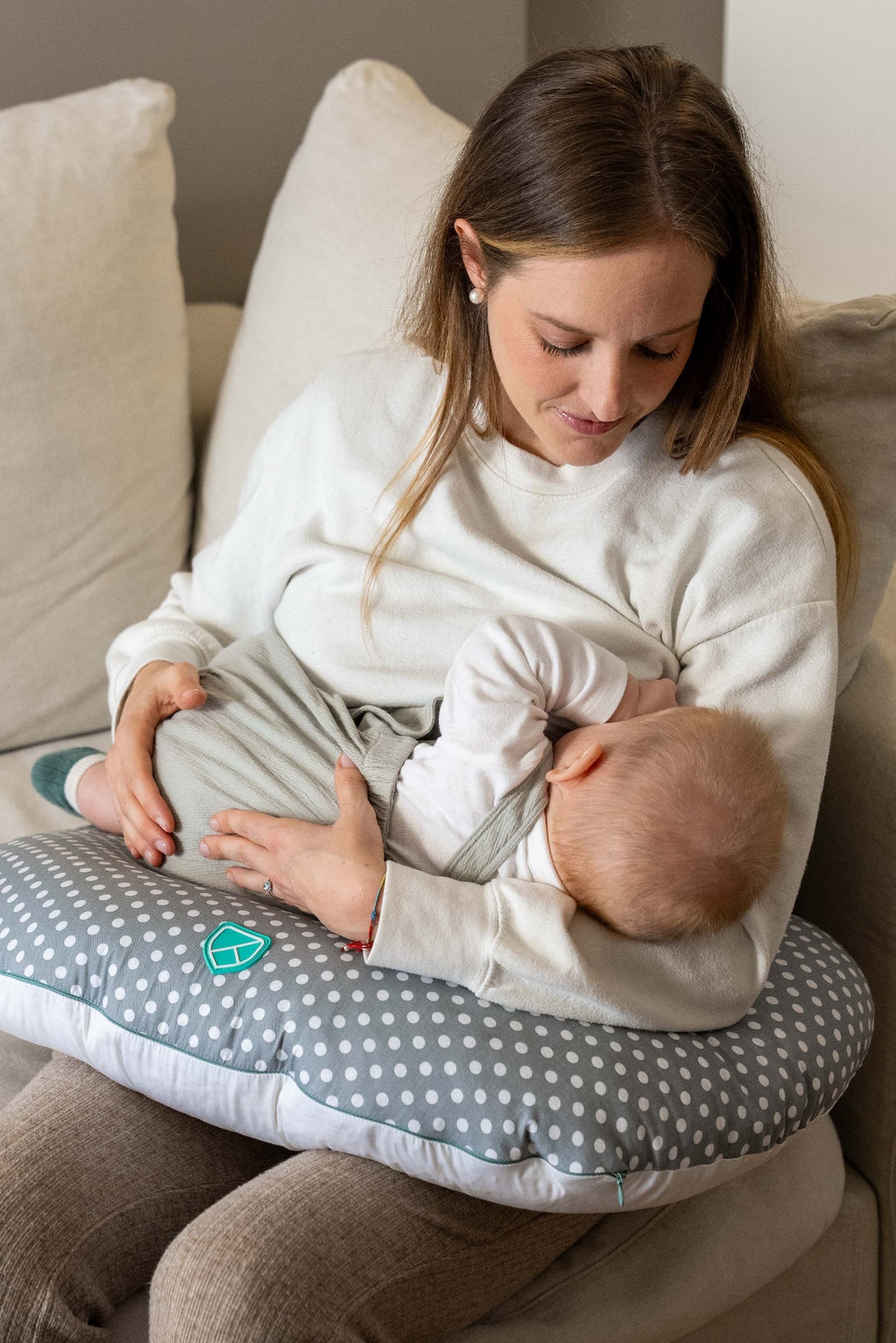 hug baby breastfeeding pillow - grey