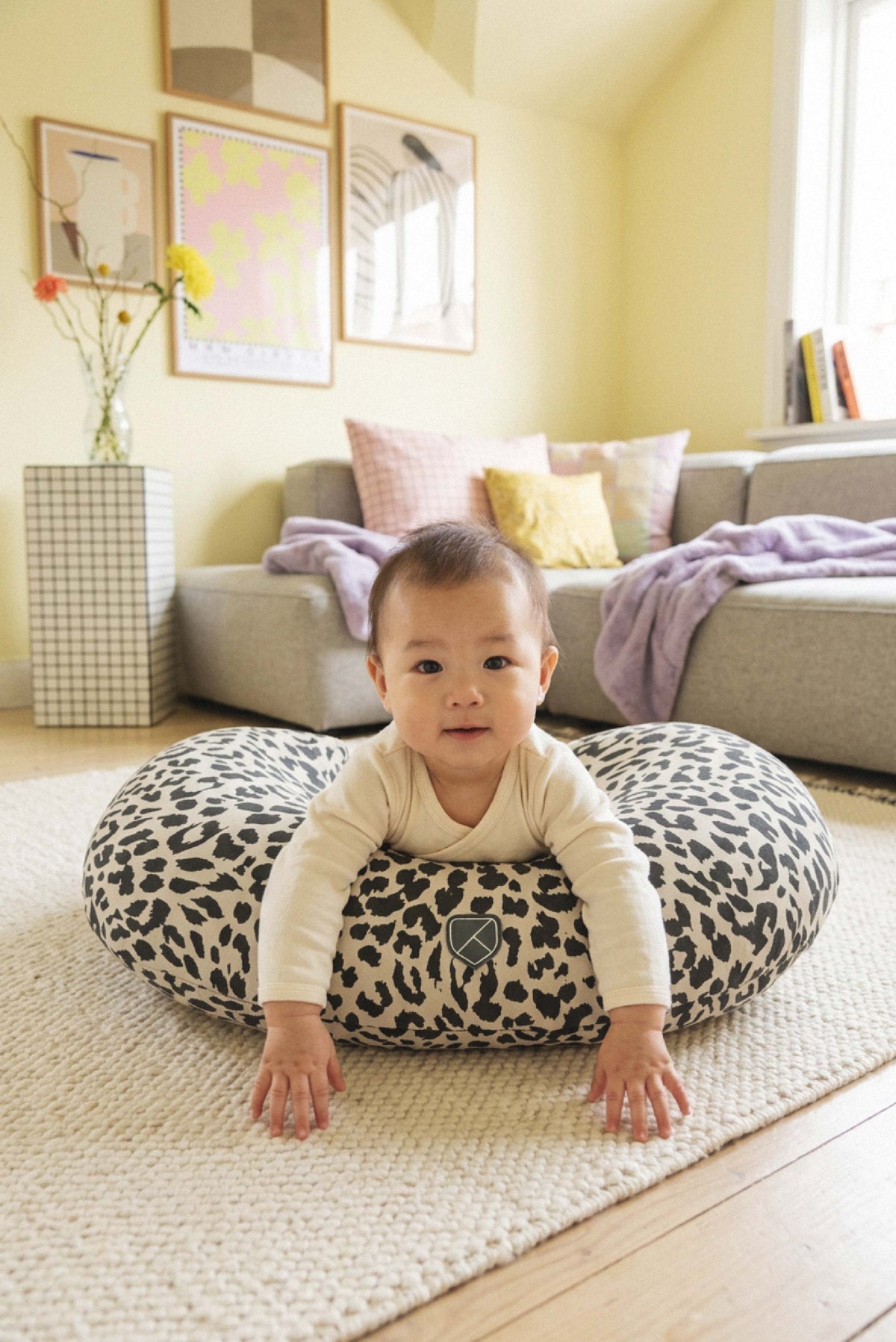 hug baby breastfeeding pillow - leo white grey