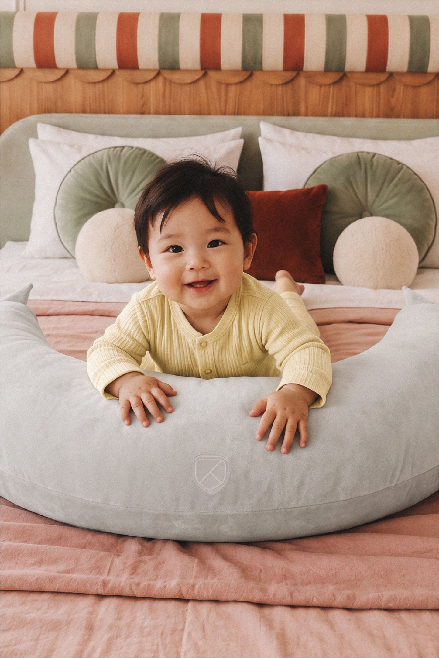 hugs pregnancy and breastfeeding pillow - light grey