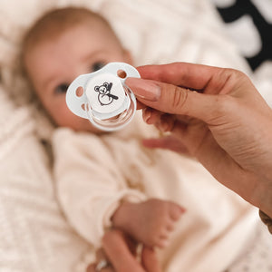 Tétine nouveau-né : curiosités, questions et conseils - Koala Babycare –  Koalababycare